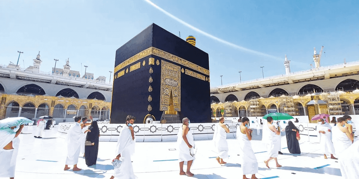 people-performing-umrah