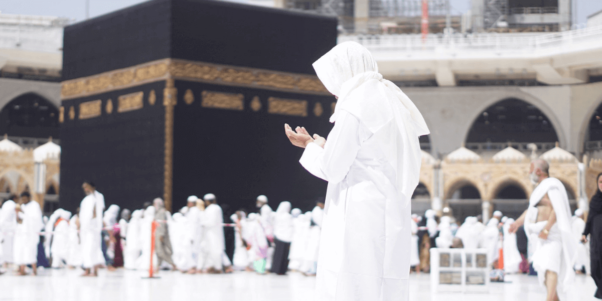 person-praying-in-front-of-kaaba