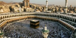 Crowds circle the Kaaba in Mecca, providing a visual Guide for Hajj 2026 pilgrims on costs and saving tips in KSA.