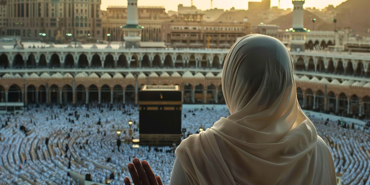A woman overlooks the Kaaba during a Hajj 2026 Registration surge, showing what pilgrims need to know for KSA.