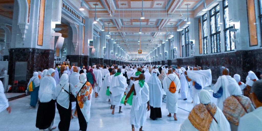 Pilgrims perform the stoning of Jamarat in Mina, a key step in the Hajj Ritual Guide for 2026 spiritual success.