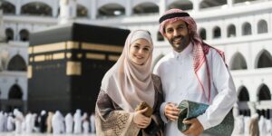 Crowds navigate Mecca, illustrating the Practical Challenges Pilgrims face in 2026 and solutions to overcome them.