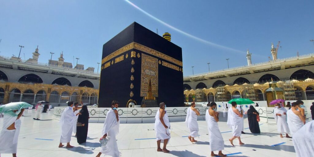 Crowds navigate Mecca, illustrating the Practical Challenges Pilgrims face in 2026 and solutions to overcome them.